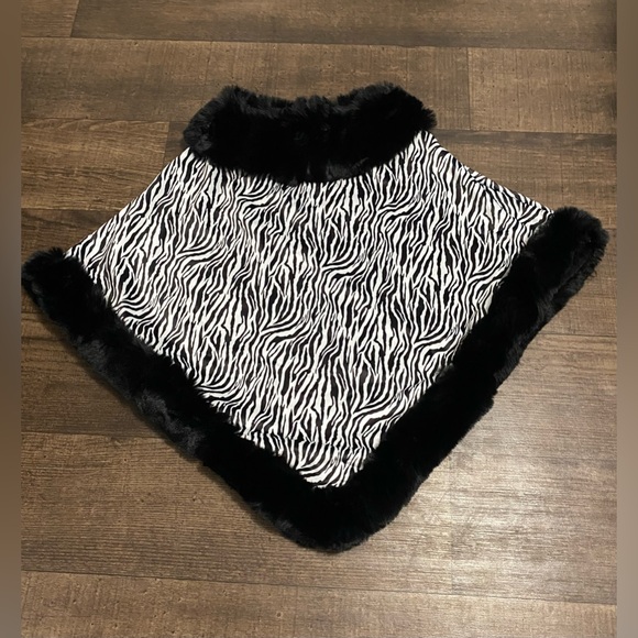 Elegant Zebra Print Poncho with Luxurious Faux Fur Trim -Versatile One Size NWT - Picture 6 of 13
